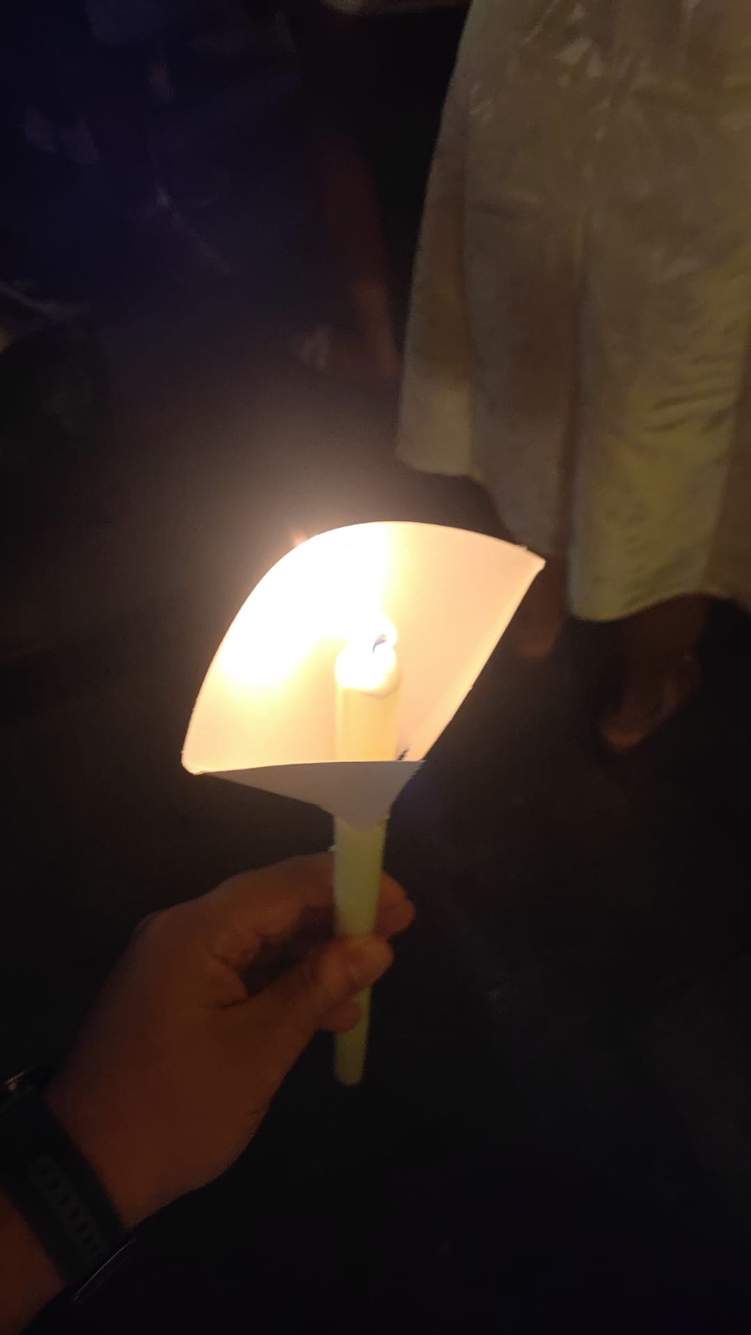 Cirio encendido durante la Nit de la Roà de Elche