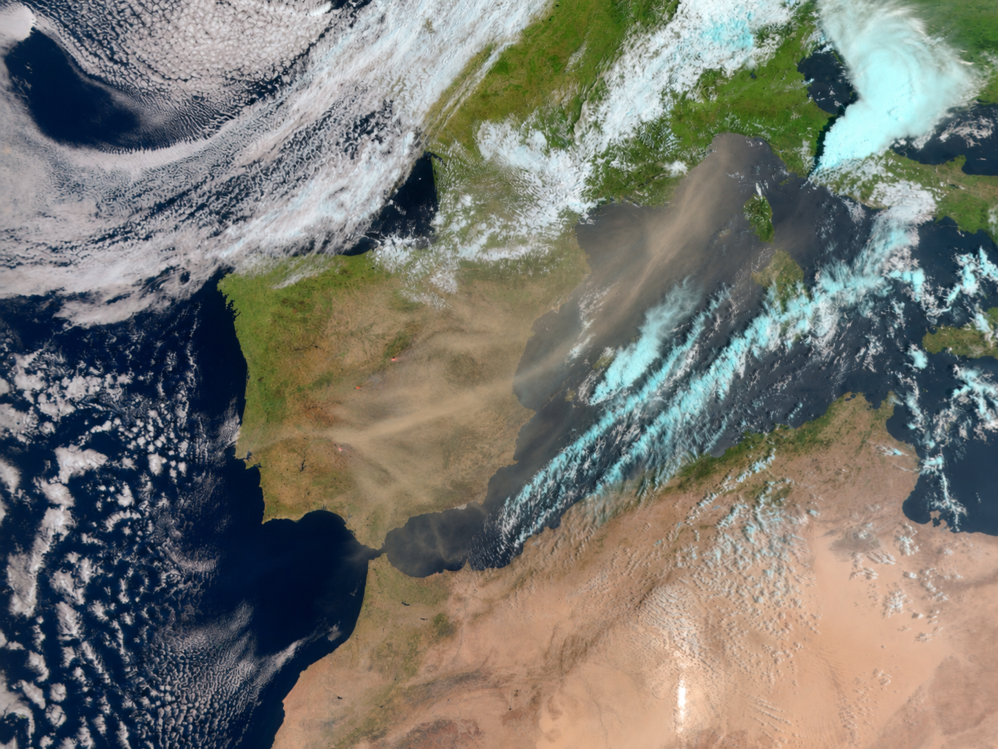 Humo de los incendios alcanzando Elche y el sureste ibérico